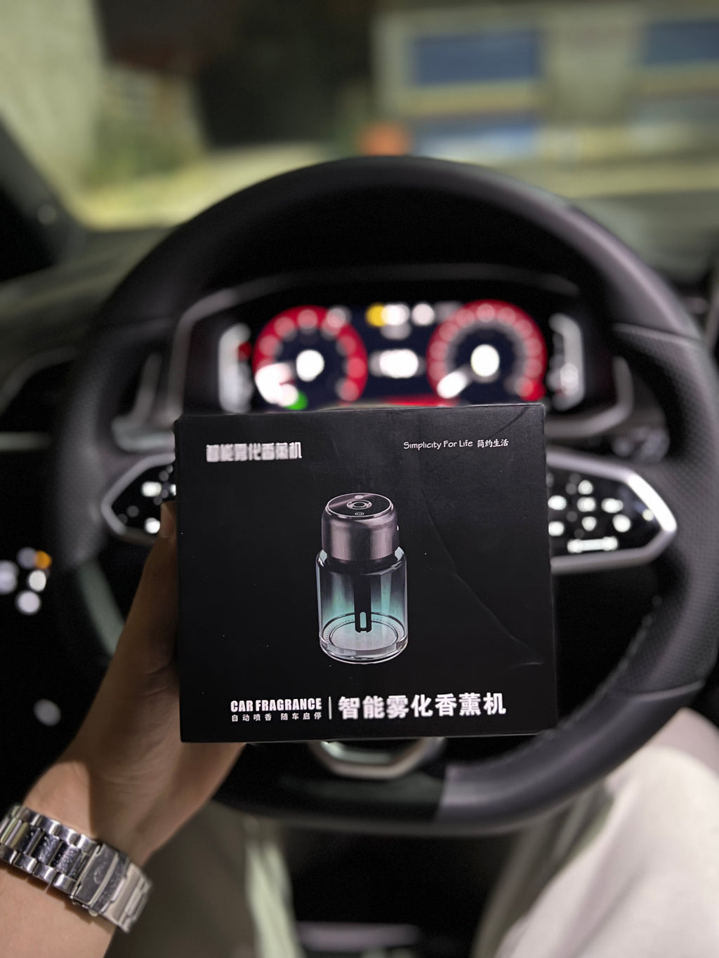 إكتشف جهاز التعطير الذكي لسيارتك🚗 مع تقنية LED💥✨ جهاز واحد، يعطّر، يضيء، ويبهرك!” ✨⚙️